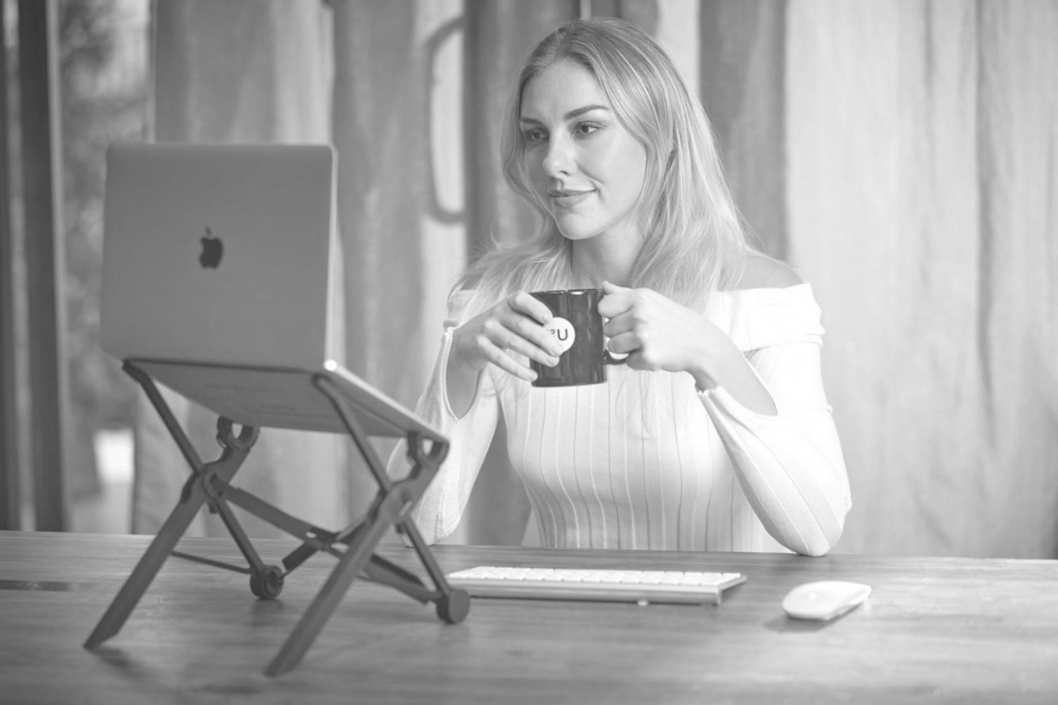 Equipo de profesionales financieros trabajando en estrategias empresariales